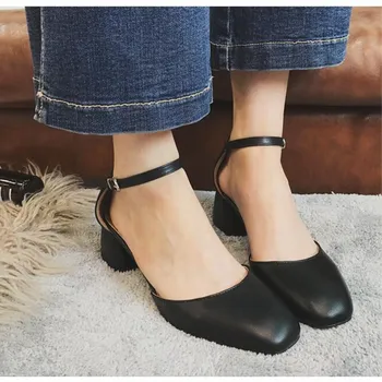 2021 Yaz Yeni Bayan Sandalet Moda Retro Kare Kafa Kalın Topuk Ayakkabı Vahşi Rahat Sığ Ağız Bir Kelime Toka Ayakkabı